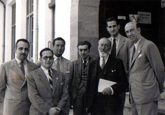 1958. Con don Ramón Menéndez Pidal y otros profesores de los Cursos de Verano de Jaca (Universidad de Zaragoza).