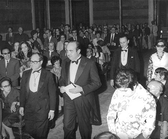1972. Recepción en la Real Academia como miembro de número: hace su entrada en el salón de actos acompañado por Julián Marías y Antonio Buero Vallejo.