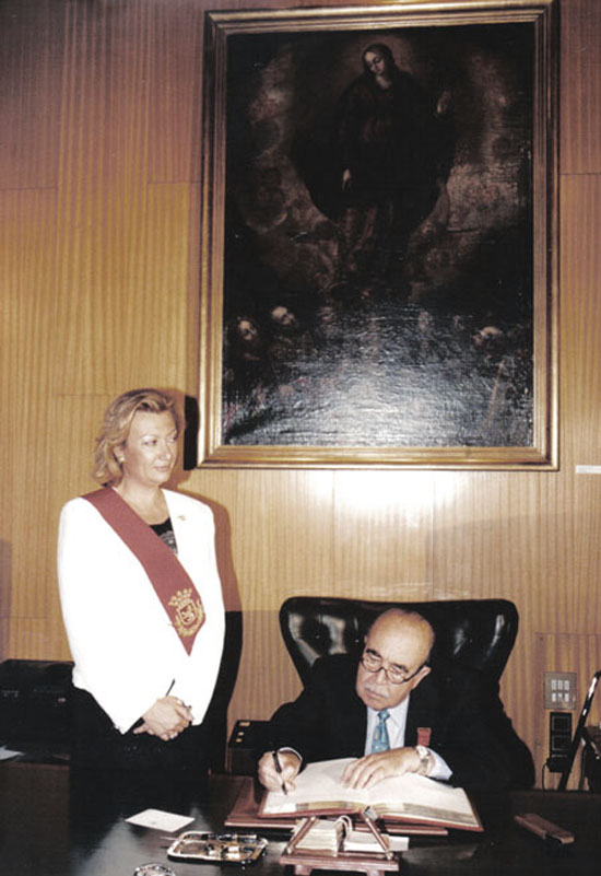 1997. En la recepción de la  Medalla de Oro Ciudad de Zaragoza , firmando el Libro de Oro en presencia de la alcaldesa Luisa Fernanda Rudi.