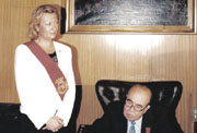 1997. En la recepción de la Medalla de Oro Ciudad de Zaragoza, firmando el Libro de Oro en presencia de la alcaldesa Luisa Fernanda Rudi.