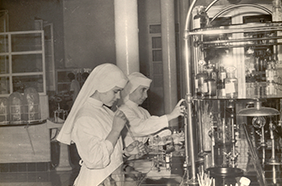 Religiosas realizando tareas de análisis en el laboratorio de Fontilles, Archivo Fotográfico de Fontilles, A-ha. 15.