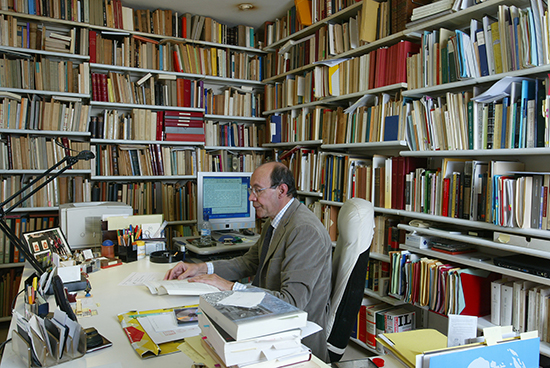 Francisco Rico trabajando en su biblioteca personal (Fotografía de María José Rasero).