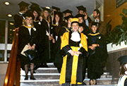 Gérard Dufour con un grupo de estudiantes de la Universidad de Provenza en la entrega de un premio europeo (Londres, 1997).