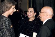 Gonzalo Rojas y su esposa, Hilda May, con la reina en la recepción del Premio Reina Sofía de Poesía Iberoamericana