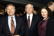Homero  Aridjis y Betty Ferber con Mijail Gorbachov recibiendo el Premio del Milenio