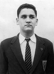 Javier Heraud con el uniforme del Colegio Markham de Lima, 1957 (Fuente: Imagen cortesía de los herederos de Javier Heraud)