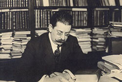Rodó hacia 1908 en la biblioteca; época de «Motivos de Proteo» (Fuente: Imagen cortesía del Archivo Literario de la Biblioteca Nacional de Uruguay)