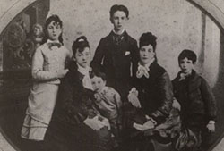 Rodó junto a su madre y hermanos (Fuente: Imagen cortesía del Archivo Literario de la Biblioteca Nacional de Uruguay)