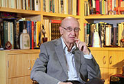 José Pascual Buxó en su biblioteca personal