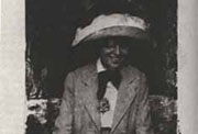 Fotografía de Zenobia Camprubí, con una anotación en que se lee: «Zenobia Camprubí Aymar» (del puño y letra de Zenobia) y «Fuentes humanas de mi poesía». Mi Mujer (1913), soltera, en El Escorial».