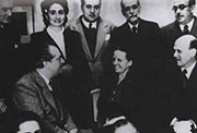 Juan Ramón Jiménez y Zenobia en Buenos Aires, 1948. Entre otros, Atilio Rossi (de pie, primero a la izquierda), Rafael Alberti (a la izquierda de Zenobia), Gonzalo Losada y Guillermo de Torre (a la derecha de Zenobia).
