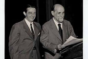 Juan Ramón Jiménez y Jaime Benítez, rector de la Universidad de Puerto Rico en el teatro de la Universidad, en el acto de lectura de una de las conferencias del poeta.