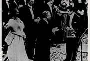 El rey Gustavo VI de Suecia hace entrega en Estocolmo del Premio Nobel de Literatura 1956 a Jaime Benítez, que lo recibe en nombre de Juan Ramón Jiménez.