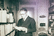 Manuel Ugarte en su despacho en Niza c. 1924-1925 (Fuente: Archivo General de la Nación, Argentina, Legajo Manuel Ugarte 2233)
