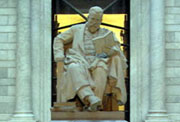 Marcelino Menéndez Pelayo. Escultura en el vestíbulo de la Biblioteca Nacional.