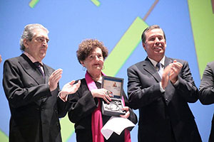 2016, Margo Glantz recibiendo el premio Presea Cervantina en el FIC. Foto: Archivo personal de la autora