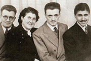 Benedetti con sus padres y su hermano Raúl (1943)