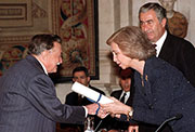 Recibiendo el VIII Premio Reina Sofia de Poesía Iberoamericana (1999)