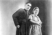 Óscar con su madre en Ciudad Barrios (1944)