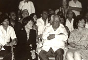 Nicolás Guillén con Geraldine Chaplin en la UNEAC (1983)