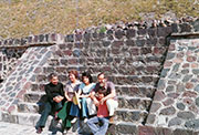 Noé Jitrik con Augusto Roa Bastos, su esposa Amelia y Tununa Mercado en Teotihuacán en 1975 (Fuente: Archivo personal de Noé Jitrik)