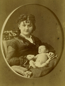 Retrato de Emilia Pardo Bazán con un bebé en el regazo, c. 1876-1800 (Fuente: Galiciana. Arquivo Dixital de Galicia).