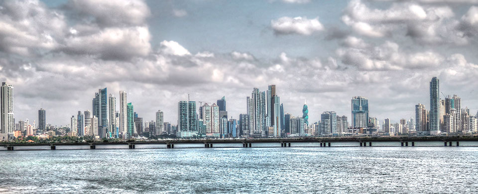Imagen panorámica actual a color del skyline del área urbana de la Ciudad de Panamá