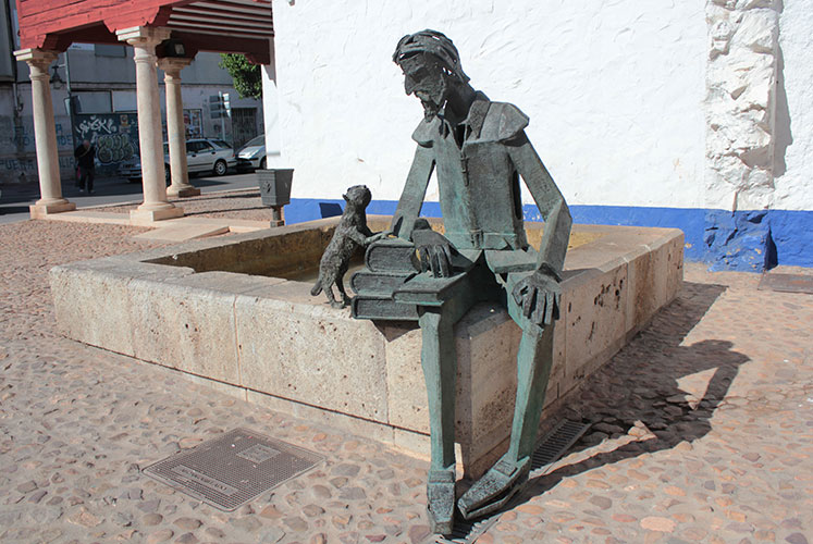 Escultura de don Quijote leyendo de José Lillo.