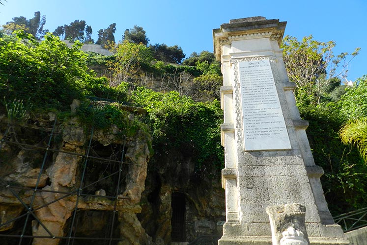 Monumento conmemorativo situado en la entrada de la >Gruta de Cervantes.