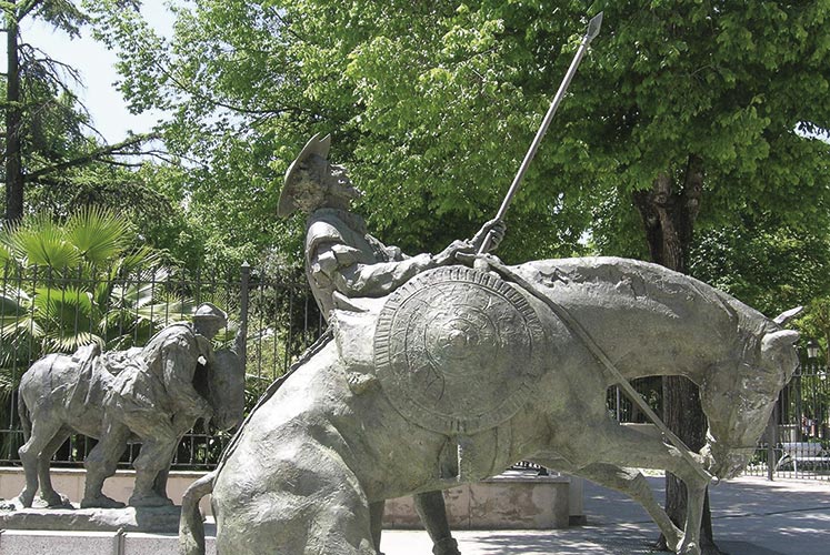 Don Quijote y Rocinante y Sancho Panza y su burro Rucio, grupo escultórico de Fernando Mayoral.
