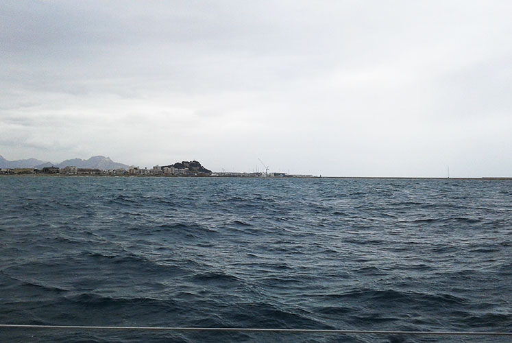 Vista de Dénia desde el mar en invierno.