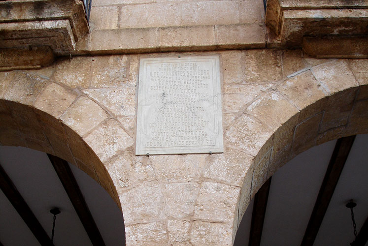 Placa cervantina en la fachada del Ayuntamiento.