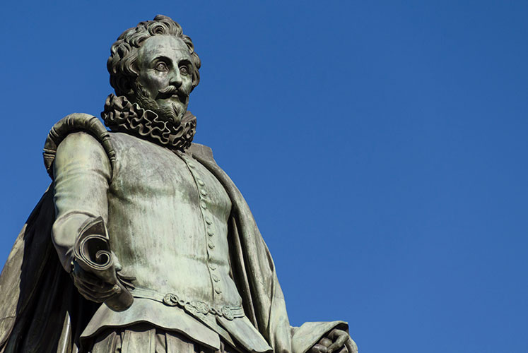 Detalle de la estatua de Miguel de Cervantes, fachada este. © Memoria de Madrid, Ayuntamiento de Madrid.
