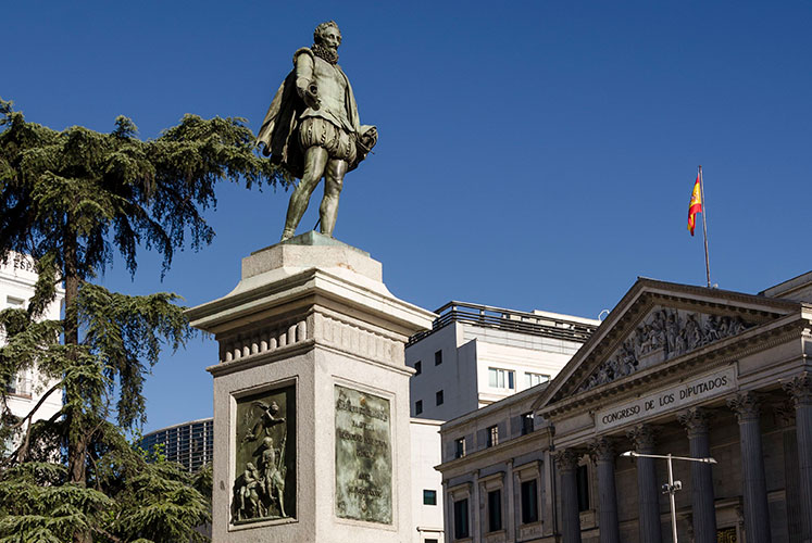 Vista general de la estatua de Miguel de Cervantes, fachada sur. © Memoria de Madrid, Ayuntamiento de Madrid.