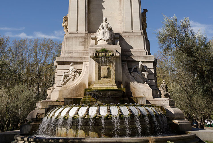 Panorámica general del monumento a Miguel de Cervantes, fachada norte. © Memoria de Madrid, Ayuntamiento de Madrid