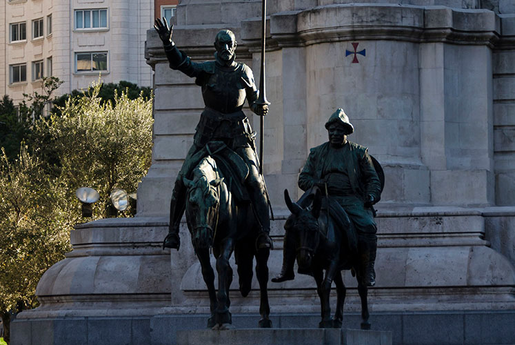 Estatuas ecuestres de don Quijote y Sancho, fachada sur. © Memoria de Madrid, Ayuntamiento de Madrid.