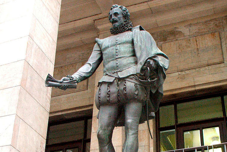 Estatua de Cervantes en la fachada de la Biblioteca Nacional de Uruguay.