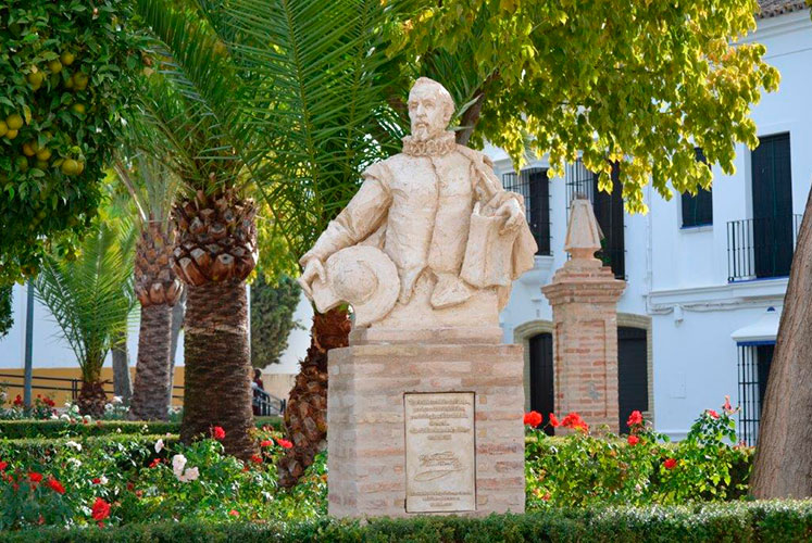 Monumento a Miguel de Cervantes en la Plaza Vieja.