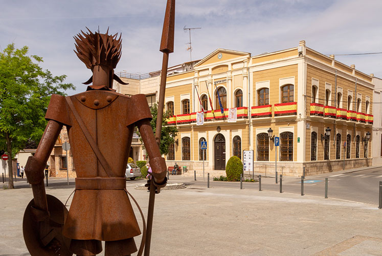 Estatua de don Quijote de Xema Teno situada en la plaza del Ayuntamiento.