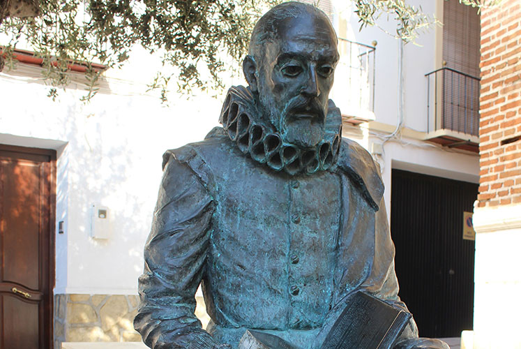 Estatua de Miguel de Cervantes en la entrada del Palacio del Marqués de Beniel.