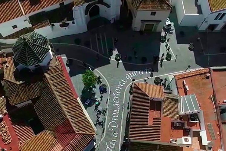 Vista aérea del Verso Gigante, intervención urbana realizada por el artista Julio Rodríguez en 2016.