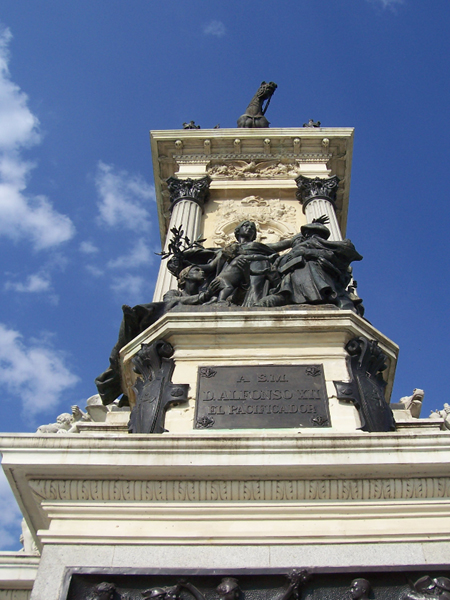  Detalle del monumento dedicado «A  S.M.   D.  Alfonso  XII , El Pacificador»,  en el parque de El Retiro (Madrid). 