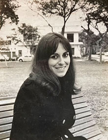 Rosario Panez en el Olivar de San Isidro de Lima en 1969 (Fuente: Archivo de la familia Silva Panez)