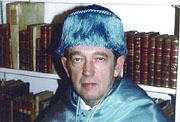 Russell P. Sebold en su despacho vistiendo el traje de su doctorado Honoris Causa, Alicante, 1984.