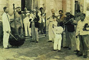 Orquesta Ramírez, formada por el abuelo y los tíos de Sergio Ramírez, en el atrio de la iglesia parroquial de Masatepe, c. 1952 (Fuente: Archivo personal de Sergio Ramírez)
