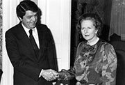 Sergio Ramírez con Margaret Thatcher en Londres en 1985 (Fuente: Archivo personal de Sergio Ramírez)