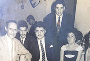 Sergio Ramírez con sus padres y dos de sus hermanos durante su fiesta de graduación universitaria en Masatepe en 1964 (Fuente: Archivo personal de Sergio Ramírez)