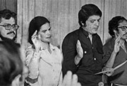 Sergio Ramírez junto a Alfonso Robelo, Violeta Chamorro y Moisés Hassan durante el juramento de la Junta de Gobierno de Reconstrucción Nacional en Managua en 1979 (Fuente: Archivo personal de Sergio Ramírez)
