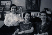 Soledad Carrasco, M.ª Luisa Urgoiti Somovilla y Ana G. Urgoiti Somovilla, Nueva York, 1947.