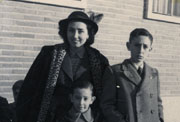 M.ª Soledad Carrasco, Gonzalo y Julián Urgoiti López-Ocaña, 3 de enero de 1949.